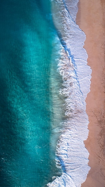 Vista aérea de una playa tropical con agua limpia azul