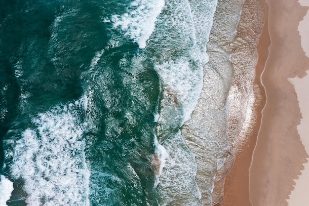 Vista aérea de la playa tropical con agua turquesa en la punta de Borneo Kudat Sabah Borneo