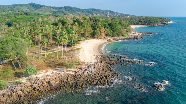 Vista aérea de playa tropical desde arriba, mar, arena y palmeras isla playa paisaje, Tailandia