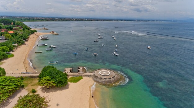 Vista aérea de una playa tropical en Bali