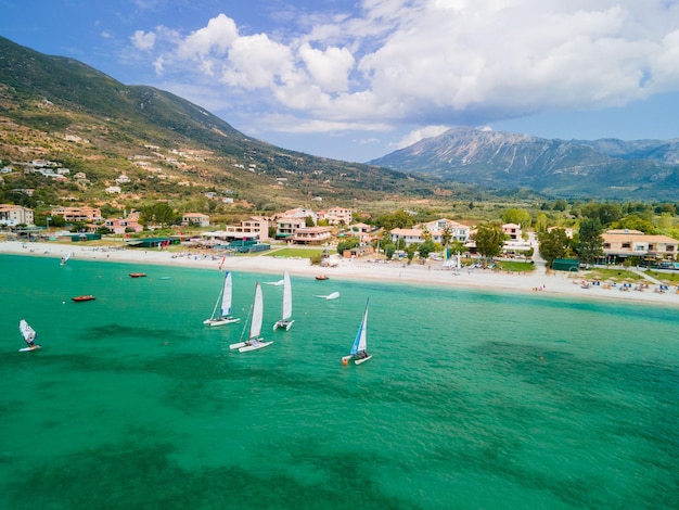 Vista aérea de la playa de vasiliki, windsurf, isla de Lefkada, Grecia, espacio de copia