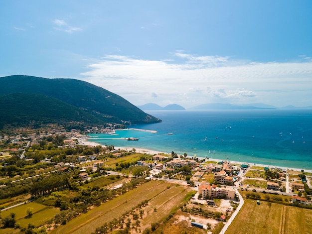 Vista aérea de la playa de vasiliki, windsurf, isla de Lefkada, Grecia