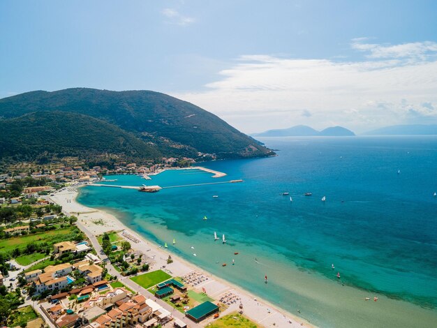 Vista aérea de la playa de vasiliki, windsurf, isla de Lefkada, Grecia