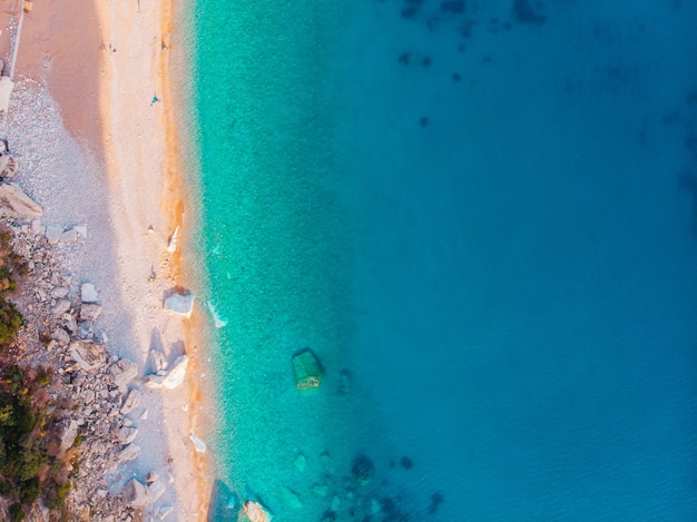 Vista aérea de las playas de la costa del Adriático en Montenegro