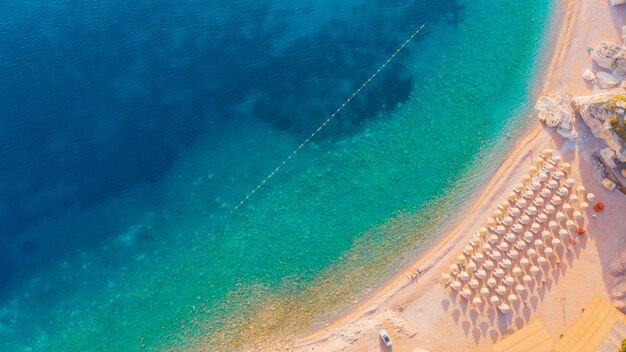 Vista aérea de las playas de la costa del Adriático en Montenegro