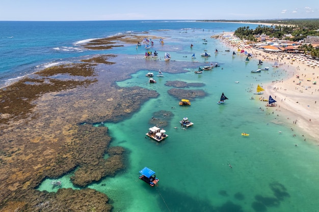 Vista aérea de las playas de Porto de Galinhas, Pernambuco, Brasil. Piscinas naturales. Fantástico viaje de vacaciones. Gran escena de playa.