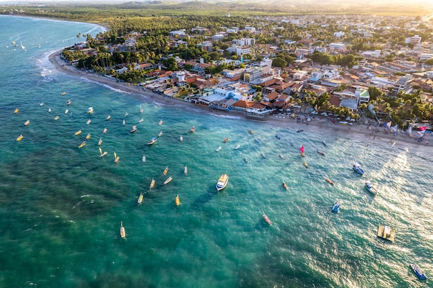 Vista aérea de las playas de Porto de Galinhas Pernambuco Brasil Piscinas naturales Gran escena de playa