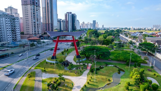 Vista aérea de la plaza Riugi Kojima en Sao Jose dos Campos Brasil Monumento y jardín japonés