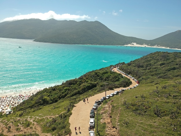 Vista aérea de Pontal do Atalaia, Arraial do Cabo, Río de Janeiro, Brasil. Día soleado. Foto de drone.