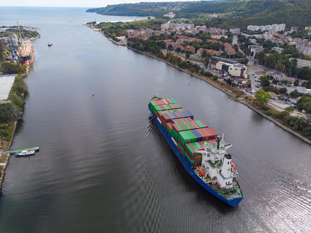 Vista aérea portacontenedores logística importación exportación envío o transporte concepto fondo