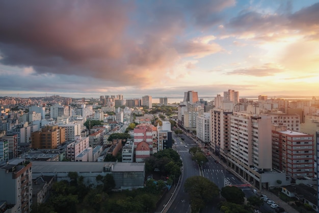 Foto vista aérea de porto alegre al atardecer con el edificio administrativo del estado de río grande do sul porto alegre río grande do sur brasil