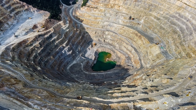 Vista aérea del pozo minero de cobre en Rosia Poieni en Rumania