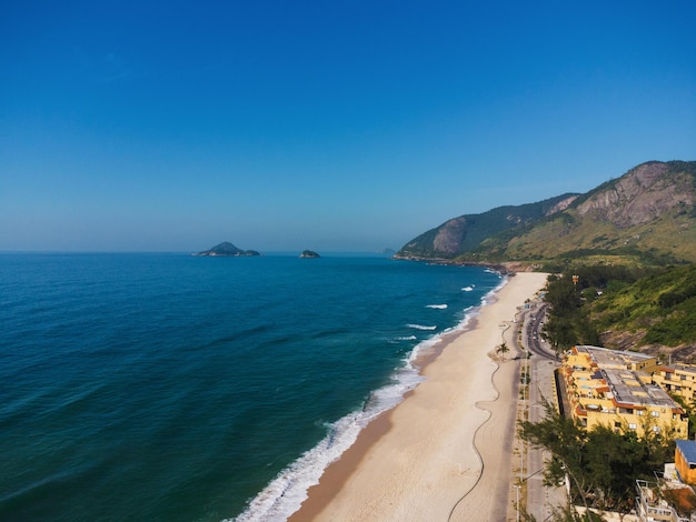 Vista aérea de Praia da Macumba, en Río de Janeiro, Brasil. Playa en el lado oeste de la ciudad. Día soleado por la mañana. Foto de dron.