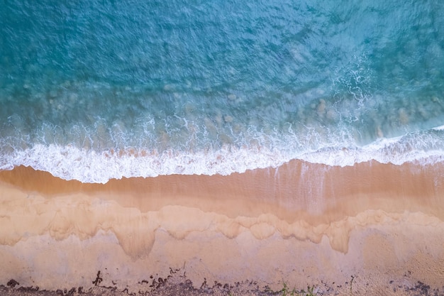 Vista aérea praia de areia e ondas Belo mar tropical na manhã de verão imagem por vista aérea drone tiro vista de alto ângulo Ondas do mar de cima para baixo