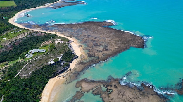 Vista aérea de Praia do Espelho Porto Seguro Bahia Brasil Piscinas naturales en los acantilados marinos y agua verdosa