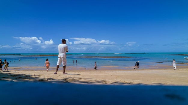 Vista aérea de Praia do Espelho Porto Seguro Bahia Brasil Piscinas naturales en los acantilados marinos y agua verdosa