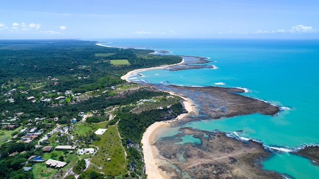 Vista aérea de Praia do Espelho Porto Seguro Bahia Brasil Piscinas naturales en los acantilados marinos y agua verdosa