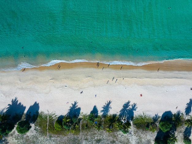 Vista aérea Praia incrível com pessoas que viajam relaxando na praia Mar lindo na temporada de verão na ilha de Phuket Tailândia Viajar pessoas na praiaPraia durante o verão com muitas pessoas descansando