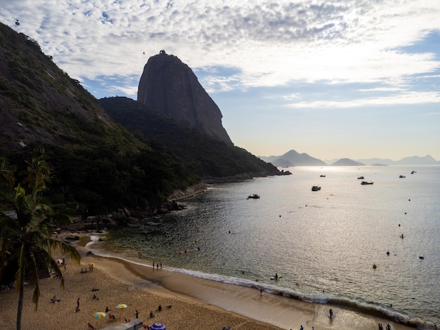 Vista aérea de Praia Vermelha en el barrio de Urca en Río de Janeiro Brasil Las colinas de Pao de Acucar y Urca Día soleado con algunas nubes al amanecer Foto de Drone