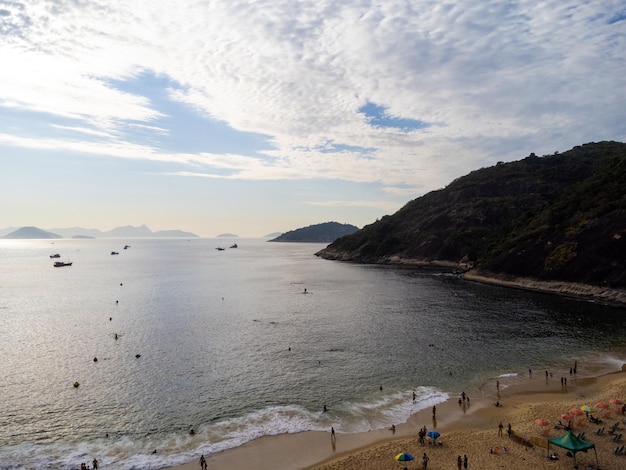 Vista aérea de Praia Vermelha en el barrio de Urca en Río de Janeiro Brasil Las colinas de Pao de Acucar y Urca Día soleado con algunas nubes al amanecer Foto de Drone