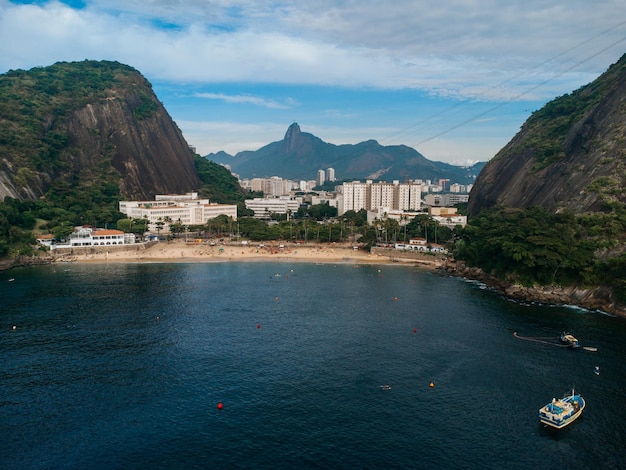 Vista aérea de Praia Vermelha en el barrio de Urca en Río de Janeiro Brasil Las colinas de Pao de Acucar y Urca Día soleado con algunas nubes al amanecer Foto de Drone