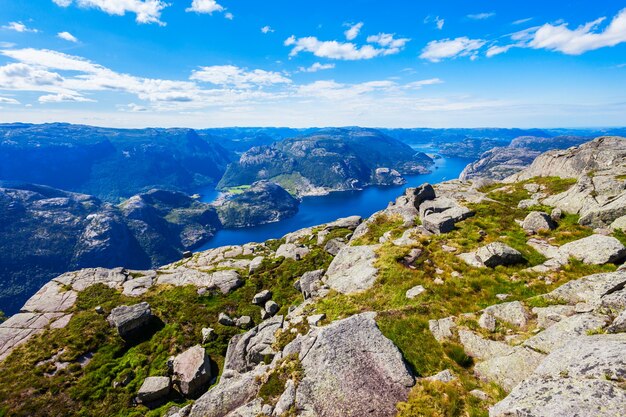 Vista aérea de Preikestolen o Prekestolen o Pulpit Rock, Noruega