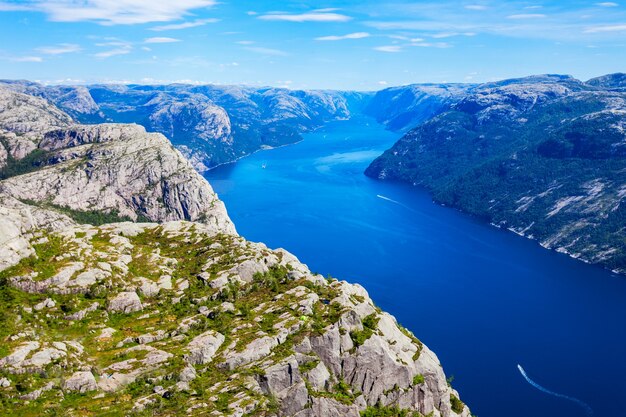 Vista aérea de Preikestolen o Prekestolen o Pulpit Rock, Noruega