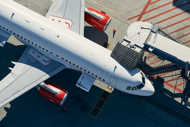 Foto vista aérea de la preparación del avión en el aeropuerto antes de la salida