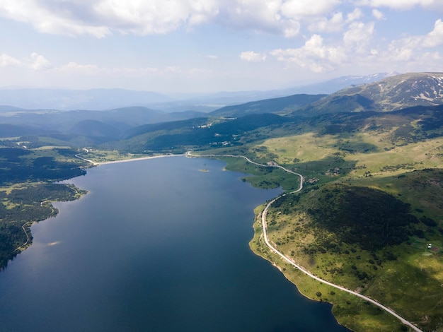 Vista aérea de la presa de Belmeken y la montaña Rila en Bulgaria