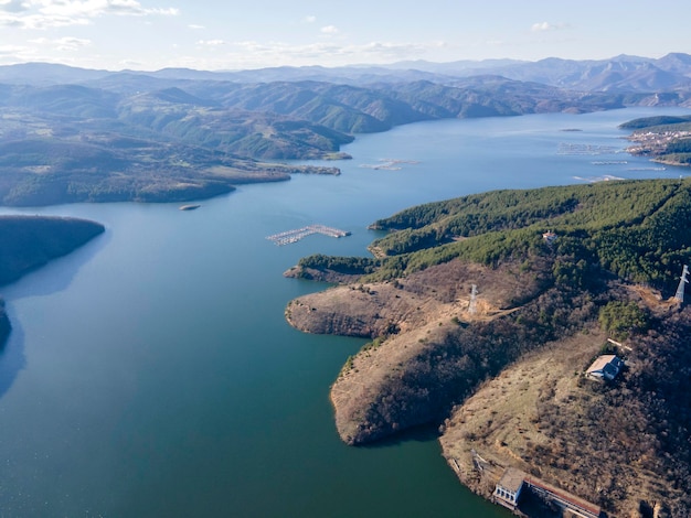 Vista aérea de la presa del embalse de Kardzhali en Bulgaria