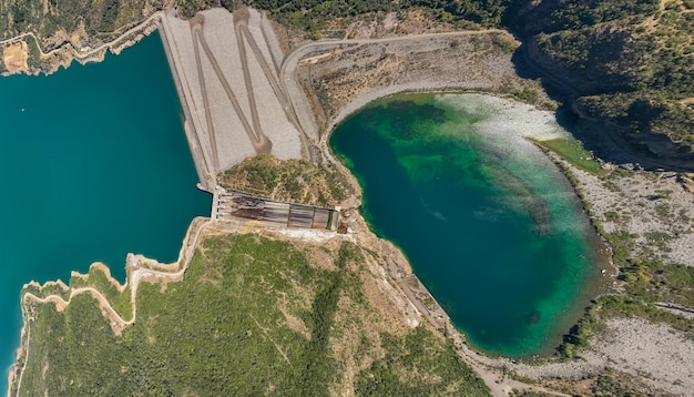 Foto vista aérea de la presa de machacura en la región de maule, chile