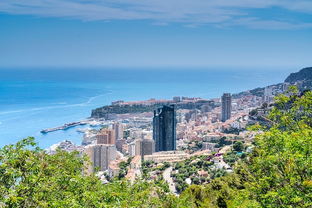 Vista aérea del Principado de Mónaco en la Riviera francesa