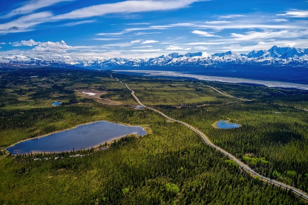 Foto vista aérea del principal oleoducto en alaska