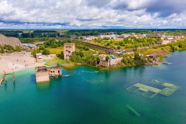 Vista aérea de la prisión abandonada de Rummu Tallin Estonia lago playa. Hermosa vista al lago.