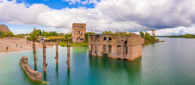 Vista aérea de la prisión abandonada de Rummu Tallin Estonia lago playa. Hermosa vista al lago.