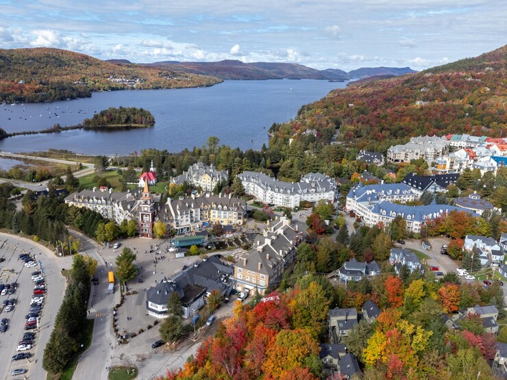 Vista aérea del pueblo de la estación de esquí de Mont Tremblant Paisaje de otoño de las montañas y el lago MontTremblant