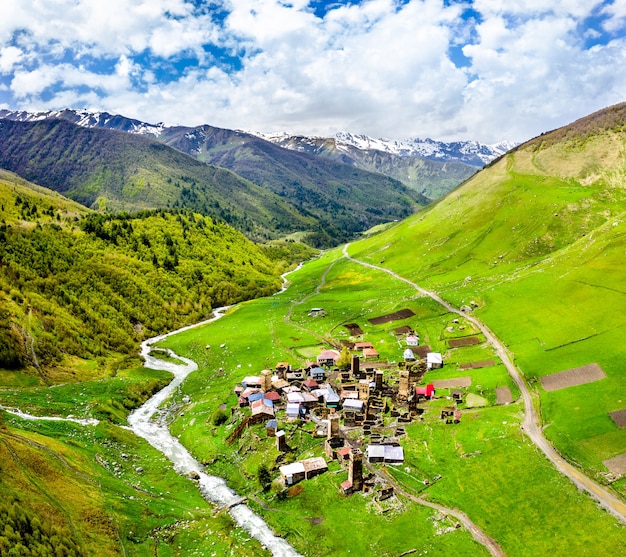 Vista aérea del pueblo de Murkmeli con casas torre típicas. Upper Svaneti, Georgia