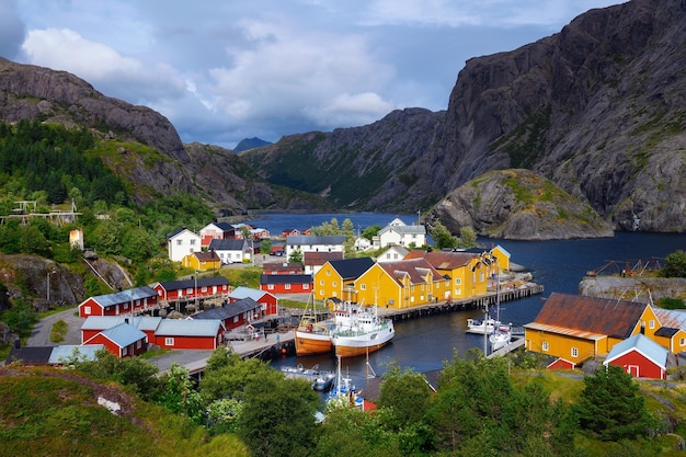 Vista aérea del pueblo pesquero de Nusfjord en las islas Lofoten Noruega