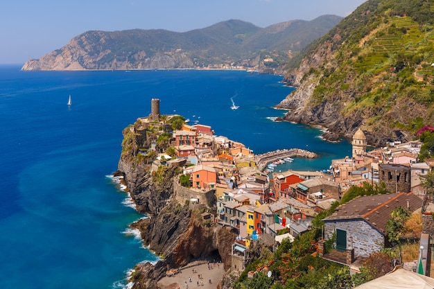 Vista aérea del pueblo pesquero de Vernazza en cinco tierras y el mar Mediterráneo, el Parque Nacional de Cinque Terre, Liguria, Italia.