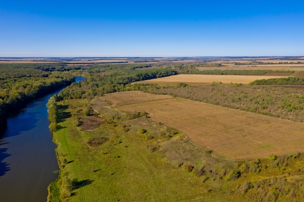 Vista aérea de un pueblo típico y un río.