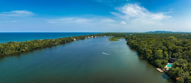 Vista aérea del pueblo de tortuguero costa rica