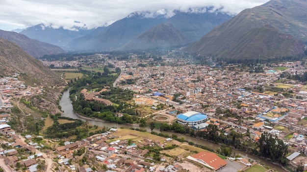 Vista aérea del pueblo de Urubamba en el Valle Sagrado del Cusco. Perú