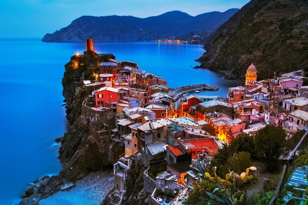 Foto vista aérea del pueblo de vernazza al atardecer cinque terre liguria italia