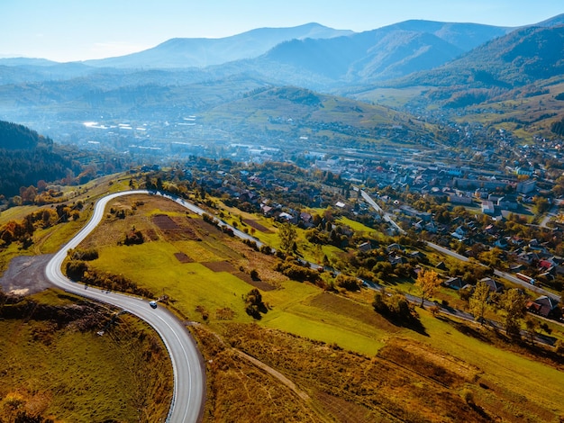 Vista aérea del pueblo de volovets de las montañas de los cárpatos de otoño