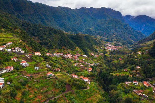 Vista aérea de pueblos en las montañas de las islas Madeira Portugal