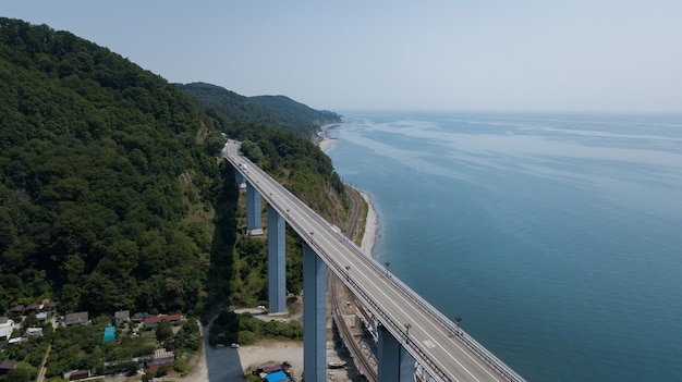 Vista aérea del puente la carretera de montaña con coches y camiones, negro, rusia Foto Premium