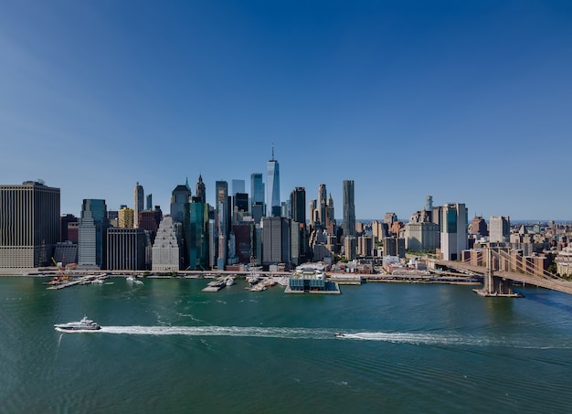 Vista aérea del puente de Brooklyn a través del East River al distrito en Skyline Manhattan America. Nueva York