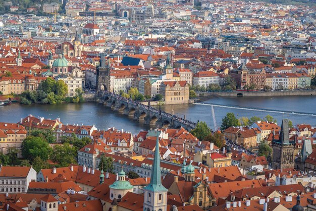 Vista aérea del Puente Carlos y el casco antiguo de Praga República Checa