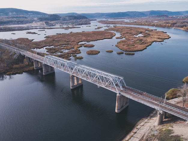 Vista aérea del puente ferroviario a través de los prados de agua.