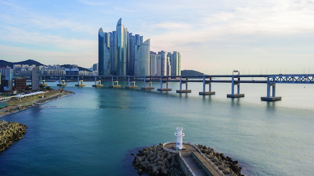 Vista aérea del puente de Gwangan en la ciudad de Busan, Corea del Sur